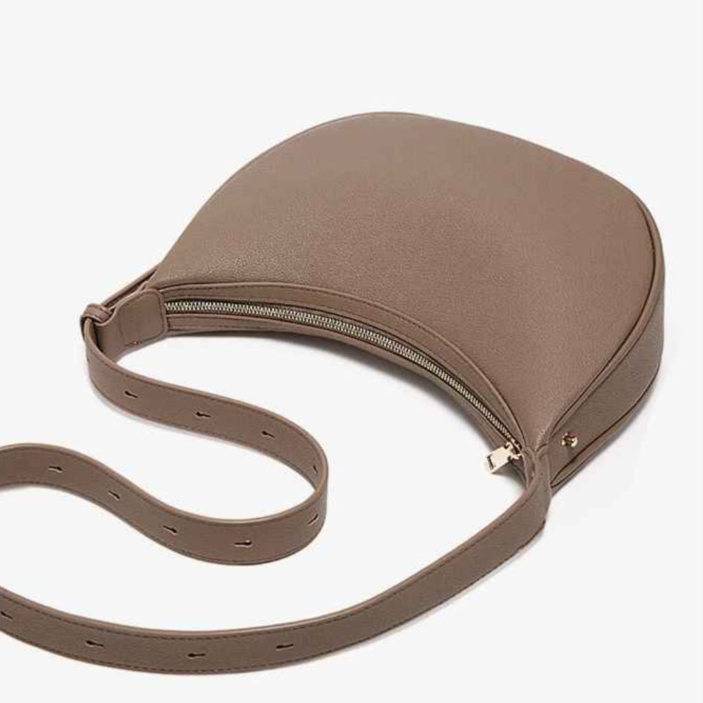 bolsa-feminina-foxer-modelo-meia-lua-elegance-marrom-vista-superior-alça-larga-design-minimalista