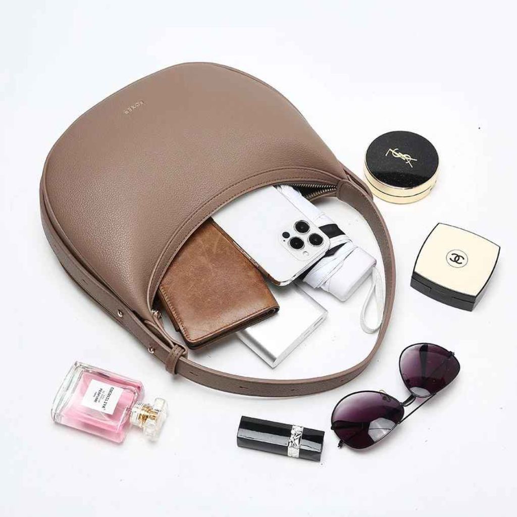 bolsa-feminina-foxer-modelo-meia-lua-elegance-marrom-com-itens-como-celular-maquiagem-carteira-no-interior