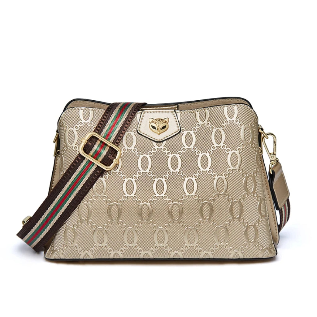 Bolsa-Feminina-Transversal-Foxer-Modelo-Agatha-de-lado-destacando-sua-alça-ajustável-e-design-elegante