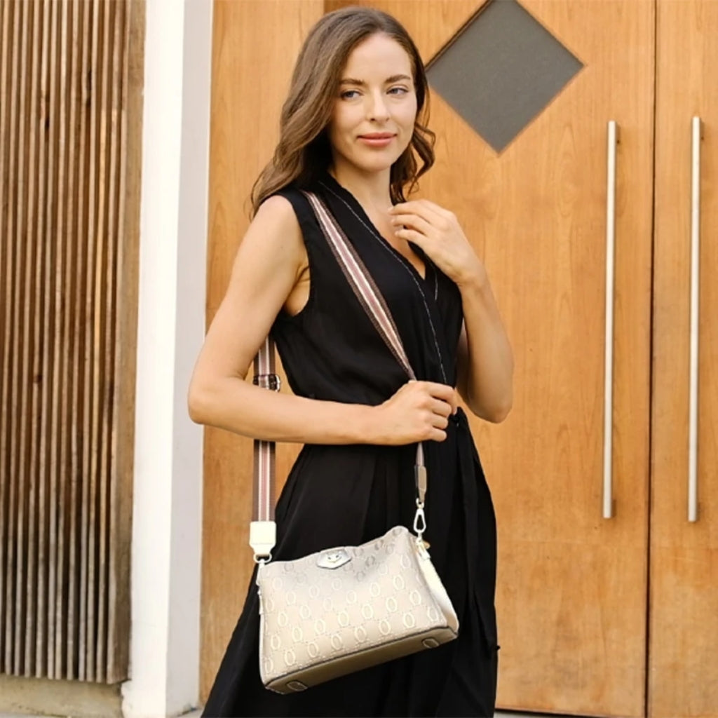 Bolsa-Feminina-Transversal-Foxer-Modelo-Agatha-em-manequim-usando-com-alca-ajustavel-couro